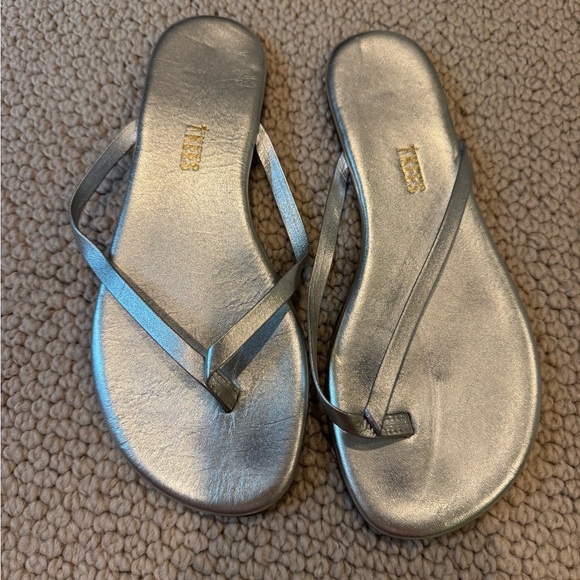 TKEES Metallic Silver Sandals - Picture 1 of 2